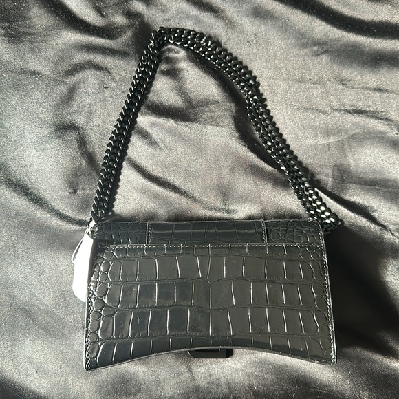 Women’s Hourglass Wallet on Chain Crocodile Embossed in Black. - Picture 2 of 3